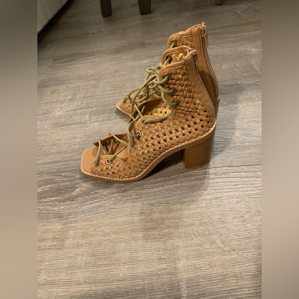 NWOT Jeffrey Campbell - Free People- Lahaina Beige Woven heel - Picture 5 of 6